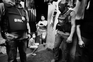 Una ragazzina con sua mamma durante un raid della polizia nel Barrio Abajo, un quartiere di Tegucigalpa dove le gang sono più forti. (Sean Sutton/Panos Pictures for The Washington Post)