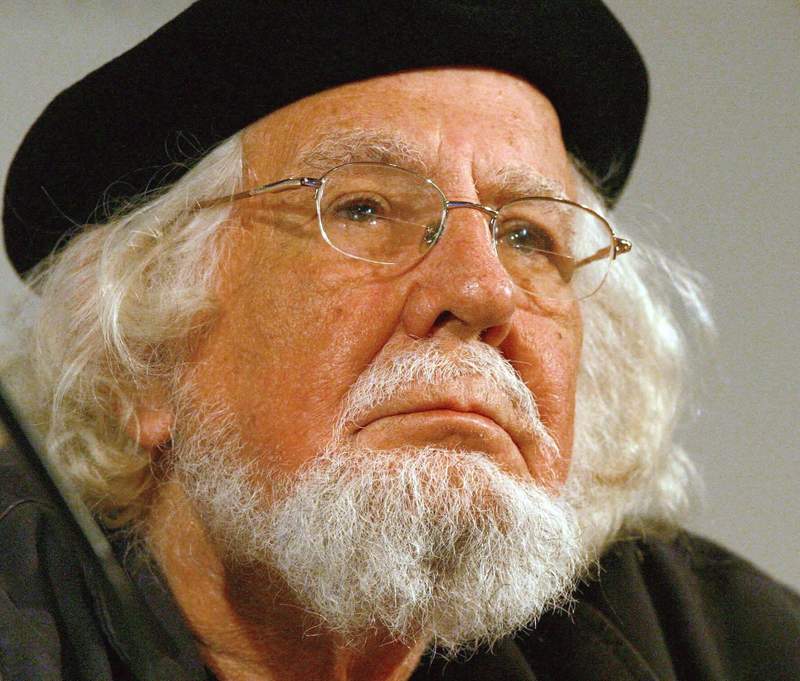 El escritor nicaragüense Ernesto Cardenal participa de una mesa redonda sobre "Identidad y lengua en la creación literaria", hoy jueves 18 de noviembre, en el Teatro El Círculo, durante el III Congreso Internacional de la Lengua Española, que se realiza en la ciudad de Rosario, 300 kms al norte de Buenos Aires.